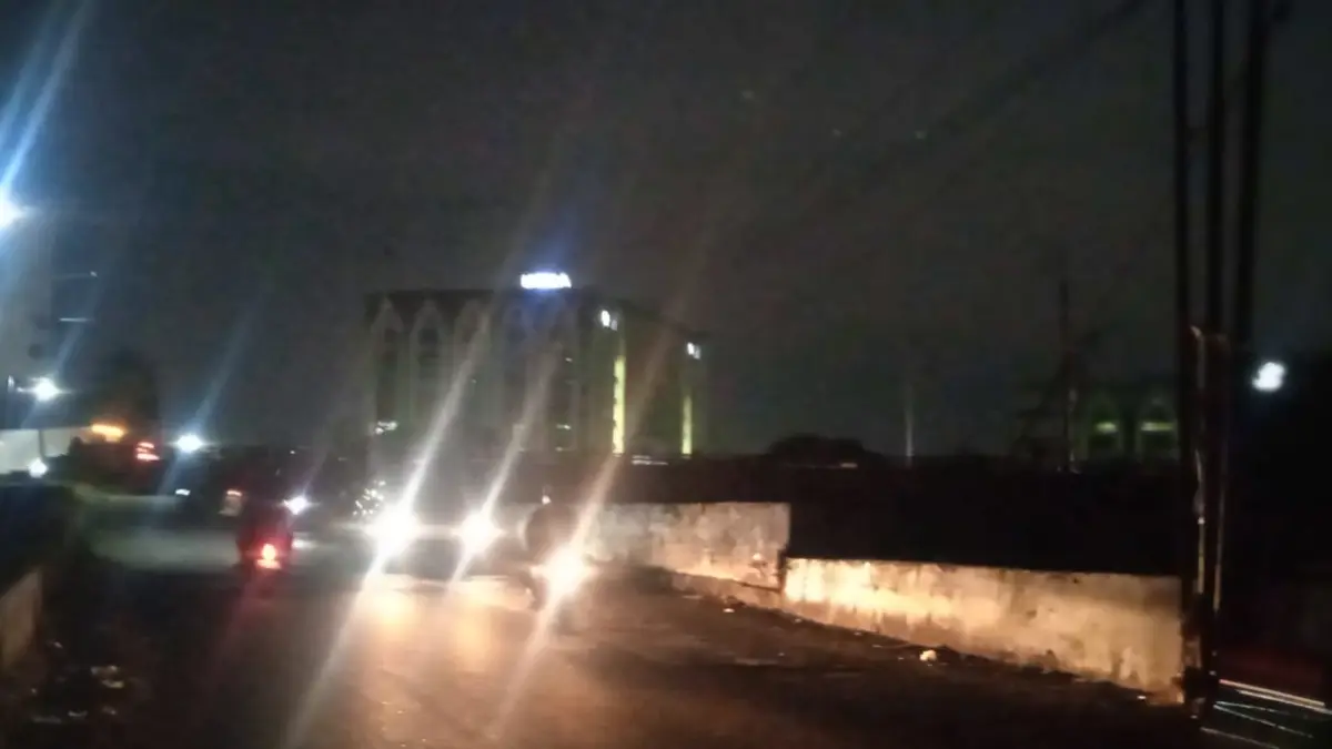 GELAP: Jalan H Anwar Hamzah, Desa Tambaksumur, Kecamatan Waru, Sidoarjo, saat malam hari. (DIKY SANSIRI/RADAR SIDOARJO)