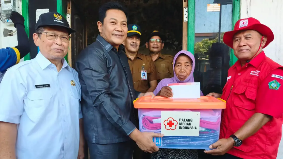 GERAK CEPAT: Bupati Sidoarjo Subandi bantu warga di Desa Bluru Kidul, yang rumahnya ludes akibat kebakaran. (DIKY SANSIRI/RADAR SIDOARJO)