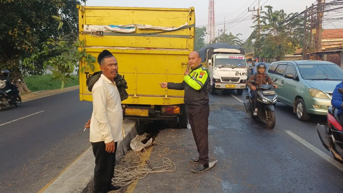 LAKA: Petugas akan mengevakuasi truk yang masuk median jalan di Krian.