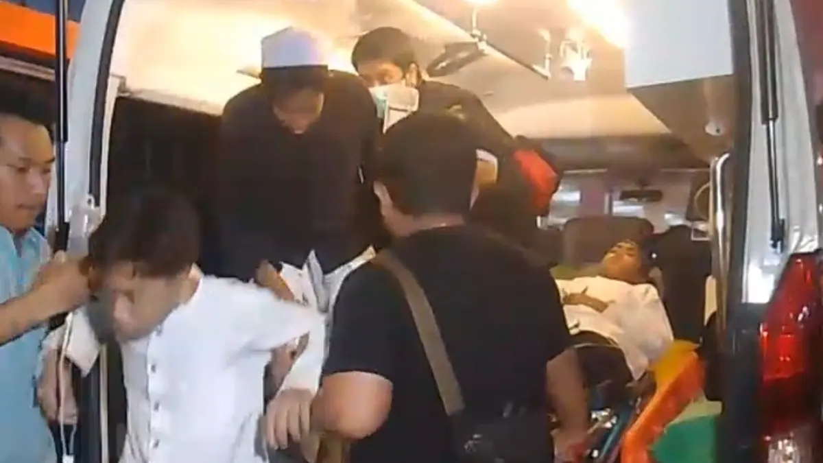 LEMAS: Para santri Ponpes Manbaul Hikam usai dijemput ambulans untuk mendapatkan perawatan di RSUD RT Notopuro, Selasa (1/9) malam. (DIKY SANSIRI/RADAR SIDOARJO)