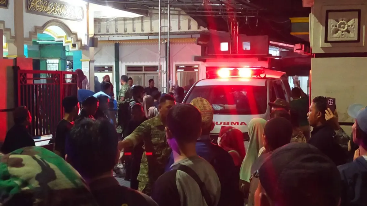 RAMAI: Suasana Pondok Pesantren Manbaul Hikam, Desa Putat, Kecamatan Tanggulangin, Sidoarjo, usai santrinya diduga keracunan MBG, Selasa (1/9) malam. (SURYANTO/RADAR SIDOARJO)