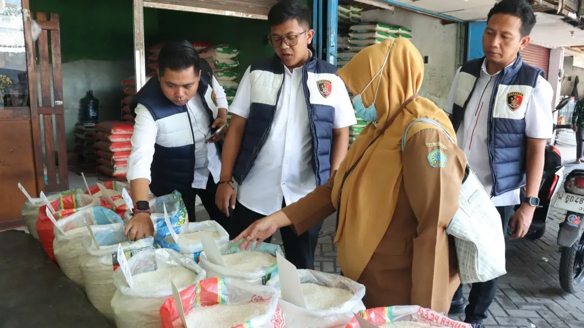 TURUN LAPANGAN: Tim Satgas Pangan saat memantau bahan pokok di Pasar Larangan, Sidoarjo.
