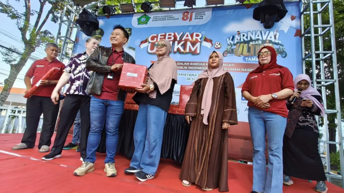 APRESIASI: Perwakilan Bank Jatim Sidoarjo saat memberikan hadiah untuk lomba UMKM.