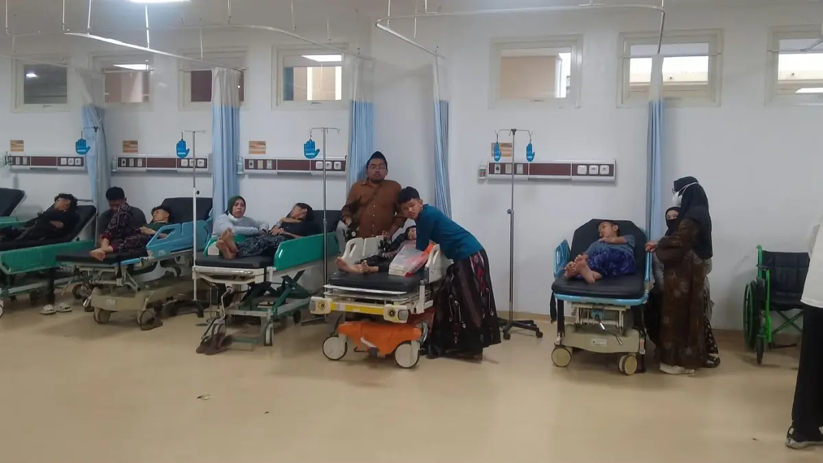 BERDATANGAN: Puluhan santri dirujuk ke RSUD RT Notopuro Sidoarjo, Rabu (2/9). (DIKY SANSIRI/RADAR SIDOARJO)