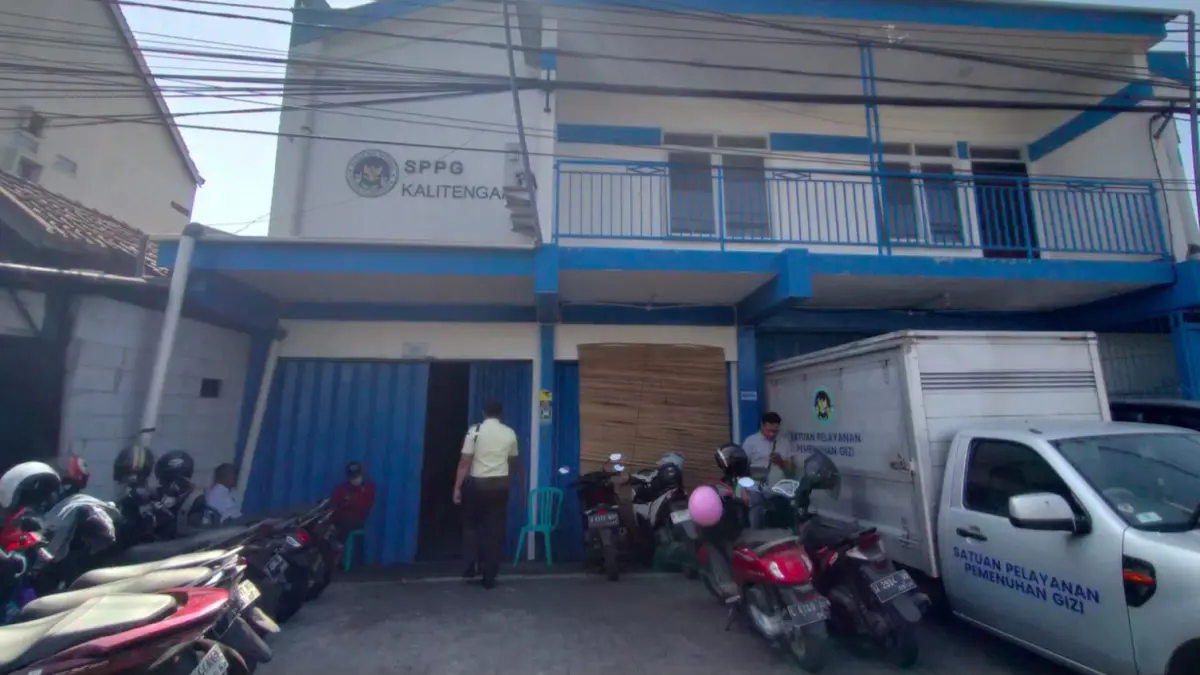 DIPERIKSA: SPPG Kalitengah ditutup usai dugaan keracunan akibat MBG. (SURYANTO/RADAR SIDOARJO)
