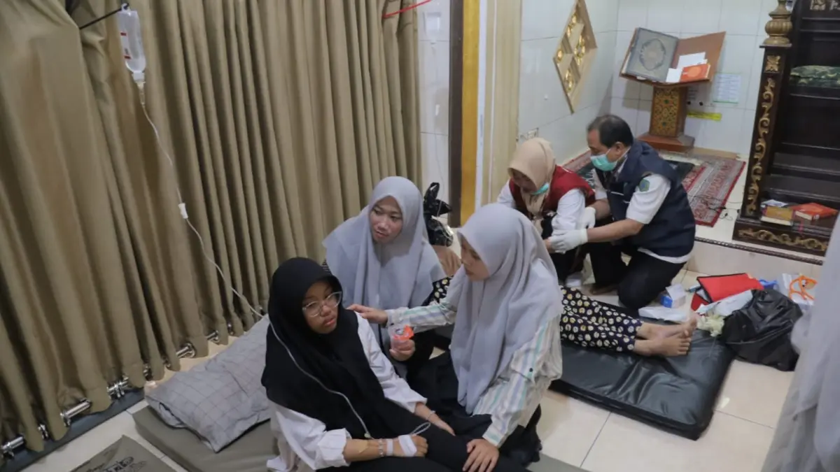 LEMAS: Santri Ponpes Manbaul Hikam Sidoarjo diduga keracunan MBG. (SURYANTO/RADAR SIDOARJO)