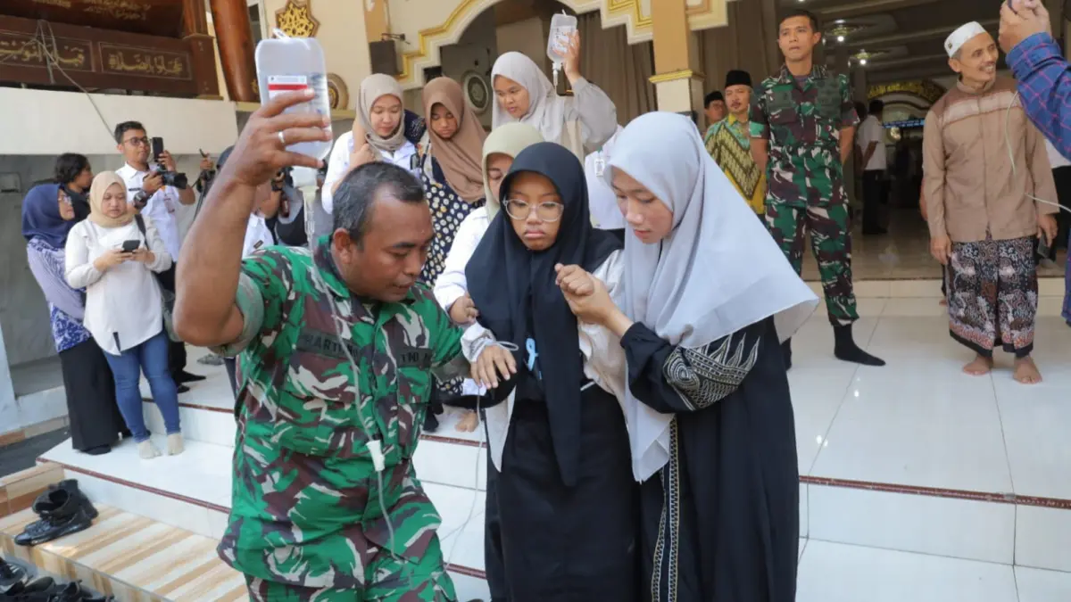 MEDIS: Sebanyak 38 santri Pondok Pesantren (Ponpes) Manbaul Hikam, Desa Putat, Kecamatan Tanggulangin, Sidoarjo, yang sebelumnya menjalani perawatan di masjid ponpes, akhirnya dievakuasi ke rumah sakit, Rabu (2/9) siang. (SURYANTO/RADAR SIDOARJO)