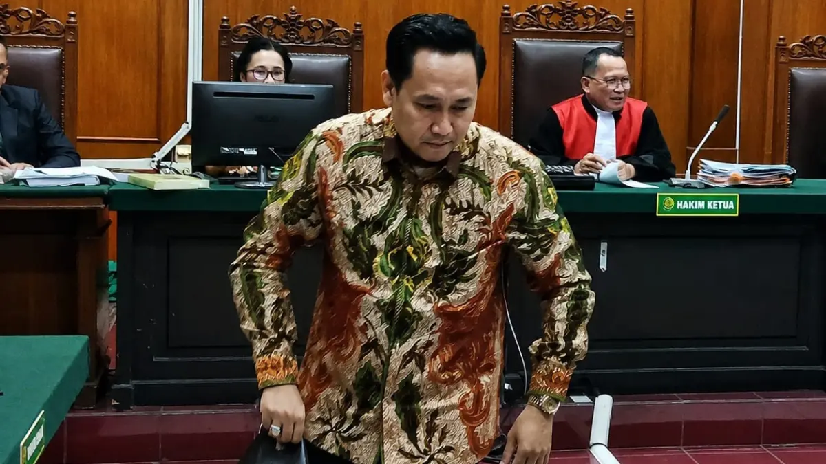 BERI KESAKSIAN: Nany Widjaja menghadirkan Ermanto Fahamsyah, ahli hukum perdata dari Universitas Negeri Jember dalam sidang gugatan yang diajukan PT Java Fortis Corporindo di Pengadilan Negeri Surabaya, Rabu (2/9).