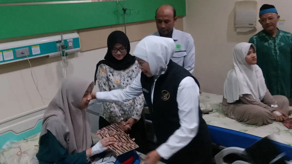 KERACUNAN: Gubernur Jawa Timur Khofifah Indar Parawansa didampingi Direktur Utama Rumah Sakit Islam (RSI) Siti Hajar Sidoarjo dr Iqbal Faizin saat mengecek kondisi pasien di rumah sakit, Kamis (3/9). (DIKY SANSIRI/RADAR SIDOARJO)