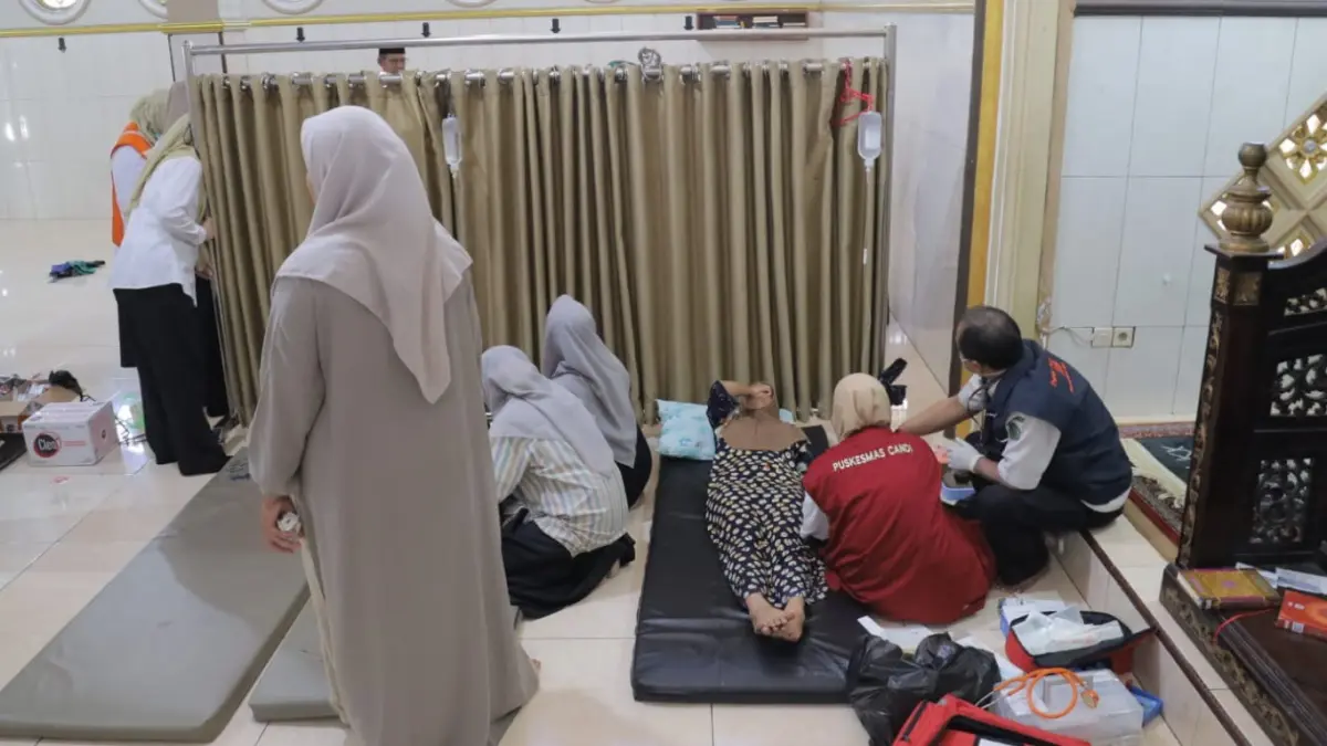 MBG: Santri Ponpes Manbaul Hikam, Putat, Tanggulangin, Sidoarjo yang diduga mengalami keracunan, Rabu (2/9). (SURYANTO/RADAR SIDOARJO)