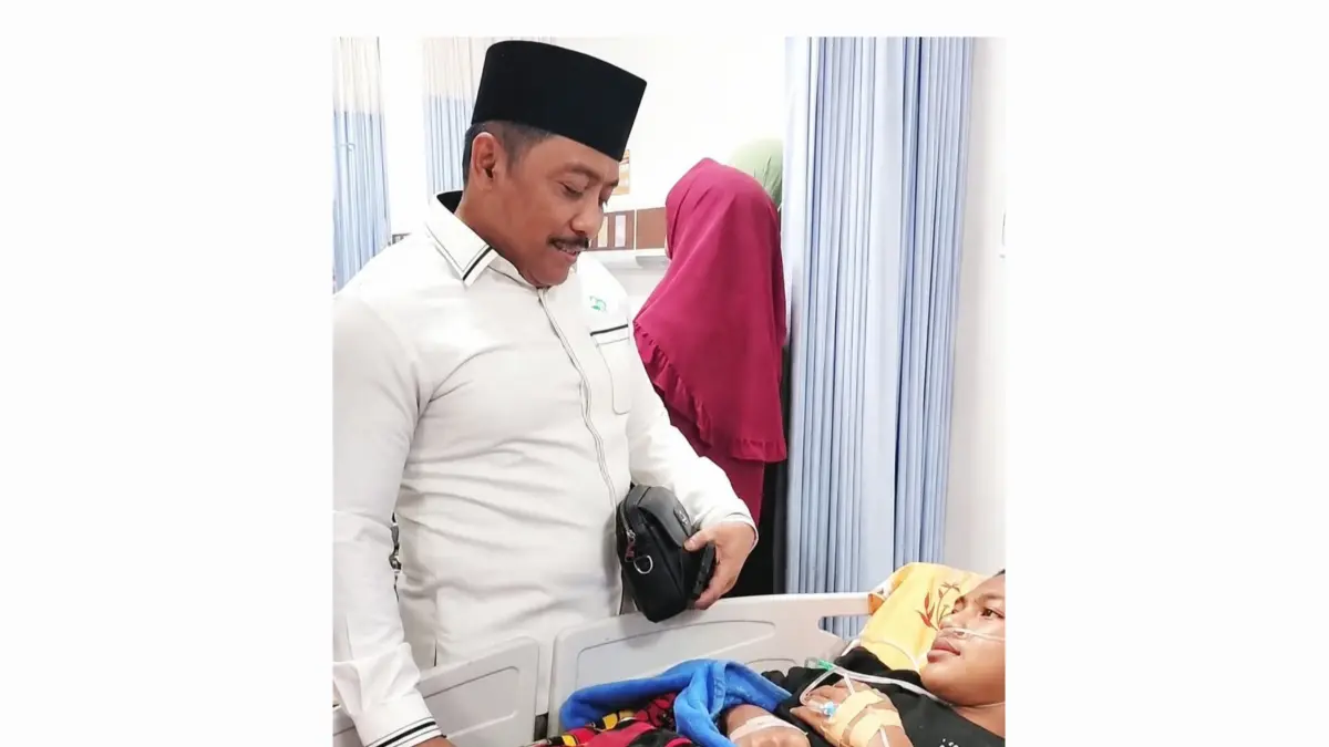 PEDULI: Ketua Komisi D DPRD Sidoarjo saat menjenguk pasien di RSUD RT Notopuro Sidoarjo. (DIKY SANSIRI/RADAR SIDOARJO)