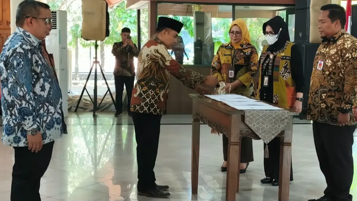 PEMIMPIN BARU: Ketiga direksi baru dilantik yaitu Luhur Pambudi Mulyono, S.T., M.M. sebagai Direktur Utama, Dr. Widyo Nugroho, S.T., M.M.T. sebagai Direktur Operasional, serta Rivelino Rizky Muchtar, S.Pi., M.M. sebagai Direktur Pelayanan. (DIKY SANSIRI/RADAR SIDOARJO)