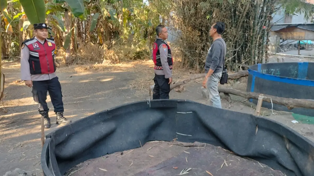 SIAGA: Personel Polsek Porong saat mendatangi lokasi yang diduga jadi tempat judi sabung ayam dj Desa Pamotan, Porong, Sidoarjo.&nbsp;