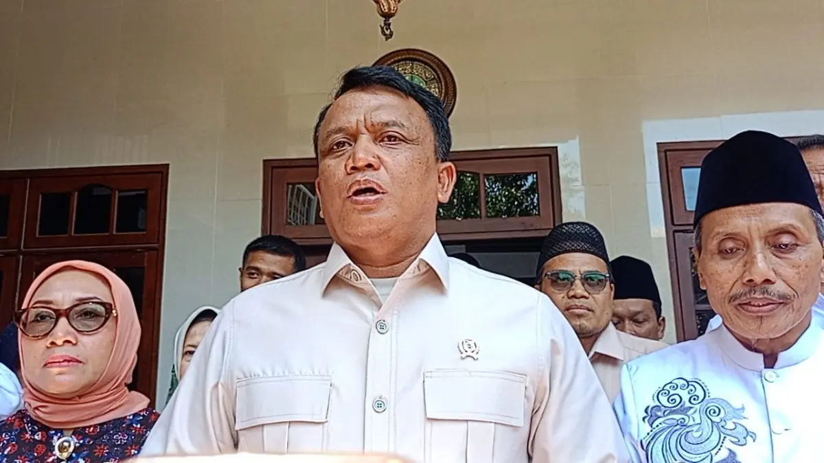 
AKUI SALAH: Wakil Kepala BGN Mayjen TNI (Purn) Trenggono berkunjung ke Pondok Pesantren (Ponpes) Manbaul Hikam, Desa Putat, Kecamatan Tanggulangin, Sidoarjo, Jumat (4/9). (DIKY SANSIRI/RADAR SIDOARJO)