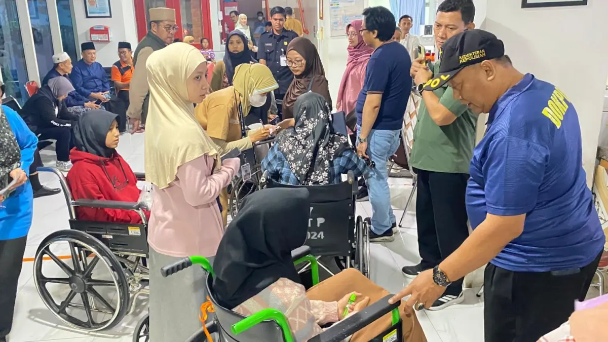 KERACUNAN: Tim Dokkes Polresta Sidoarjo melakukan pantauan kondisi kesehatan pada korban keracunan makanan.&nbsp;