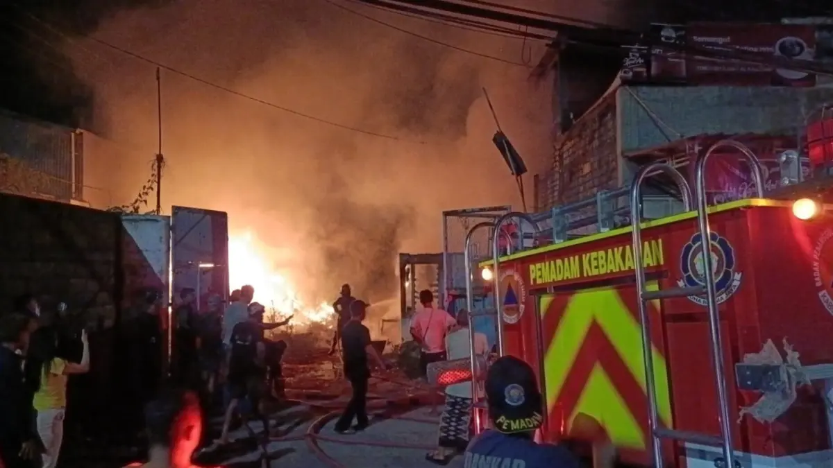 MEMBARA: Petugas melakukan pemadaman kebakaran di Taman, Sidoarjo.&nbsp;