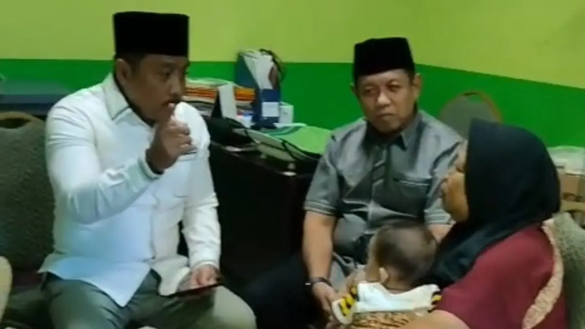 PEDULI: Ketua Komisi D DPRD Sidoarjo Dhamroni Chudlori bersama anggota Komisi D DPRD Sidoarjo Sutadji saat menjenguk balita stunting di Puskesmas Sukodono.