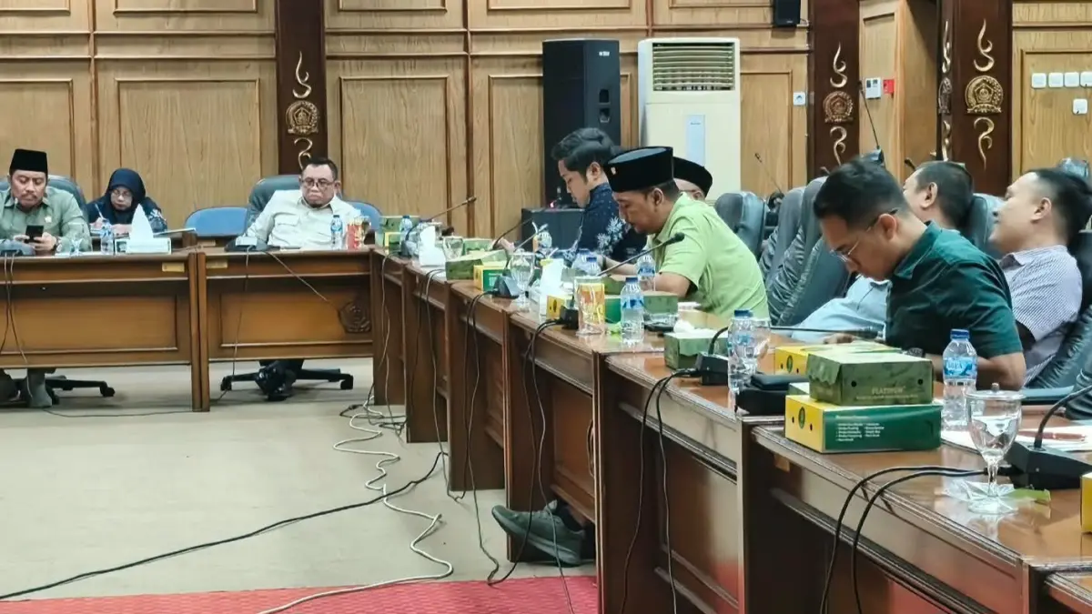 POLEMIK: Hearing Komisi D dan Komisi B DPRD Sidoarjo, Kamis (3/9). (DIKY SANSIRI/RADAR SIDOARJO)