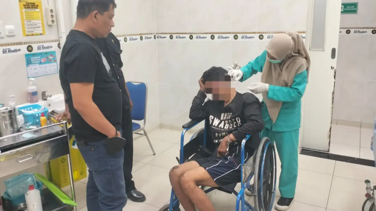 JALANI PERAWATAN: Terduga pelaku pencurian babak belur.