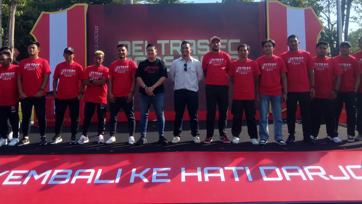 PERCAYA DIRI: Pemain Deltras FC dilaunching untuk mengarungi kompetisi Liga 2 Championship 2026/2027. (DIKY SANSIRI/RADAR SIDOARJO)