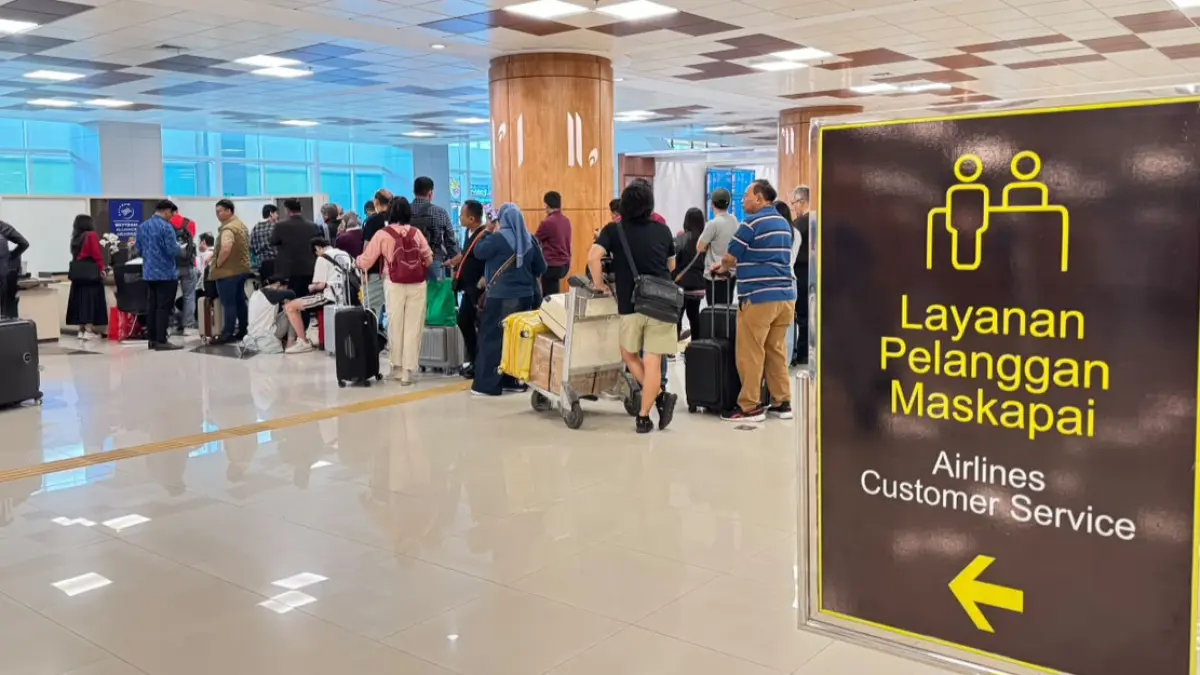 RAMAI: Penumpang di Bandara Juanda sedang mengantre untuk keberangkatan pesawat.