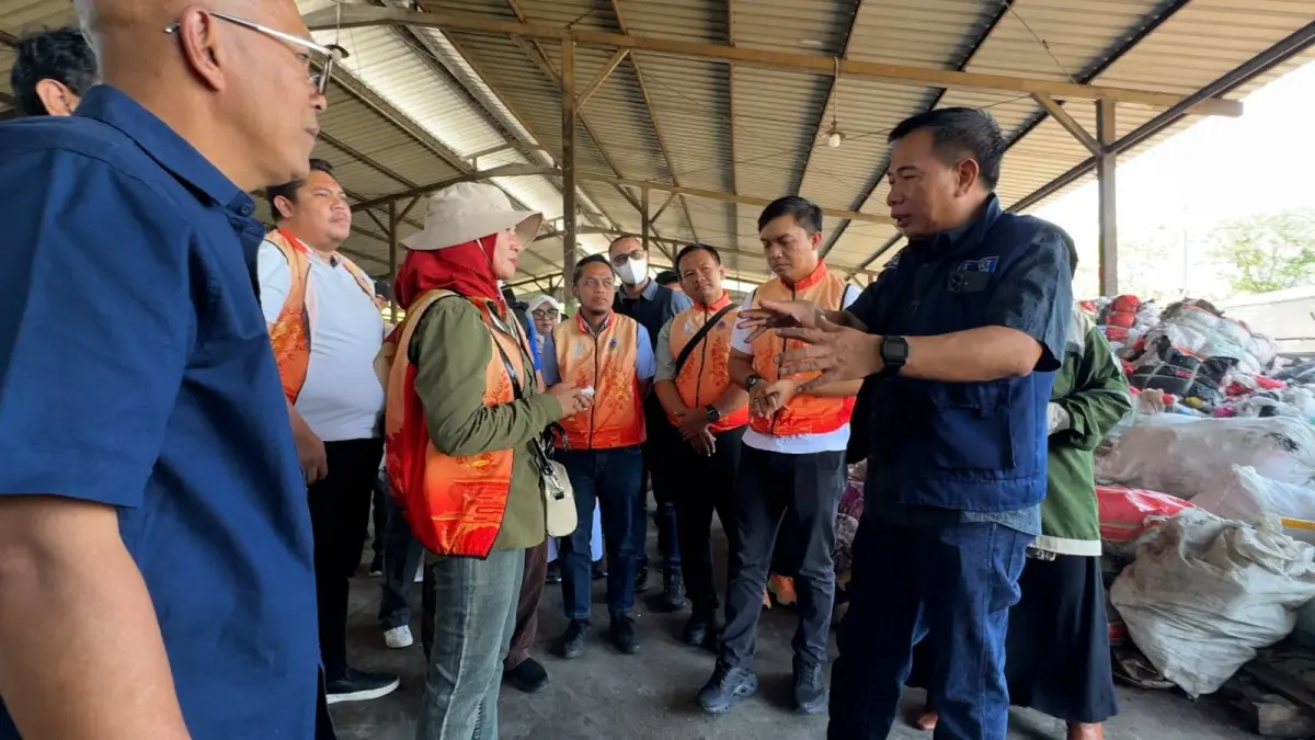 STUDI TIRU: Asisten Perekonomian dan Pembangunan Setda Kabupaten Sidoarjo Moh Bahrul Amig (kanan) saat memberikan penjelasan soal pengelolaan sampah ke Pemkot Jakarta Barat di TPA Griyo Mulyo, Jabon.