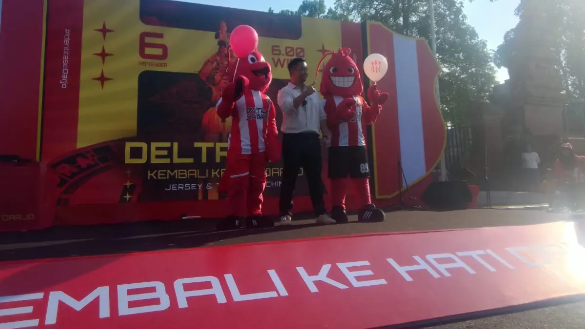 SIMBOL: Dua maskot baru Deltras FC diperkenalkan oleh Presiden Deltras FC Deddy Adrianto Wibowo. (DIKY SANSIRI/RADAR SIDOARJO)