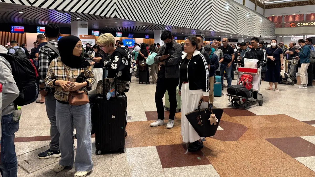 TERTUNDA: Calon penumpang memadati area keberangkatan di Bandara Juanda di Sidoarjo.&nbsp;