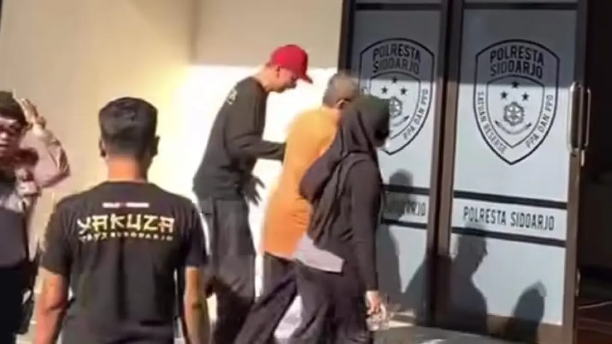 BEJAT: Terduga pelaku (kaos kuning) diamankan polisi.