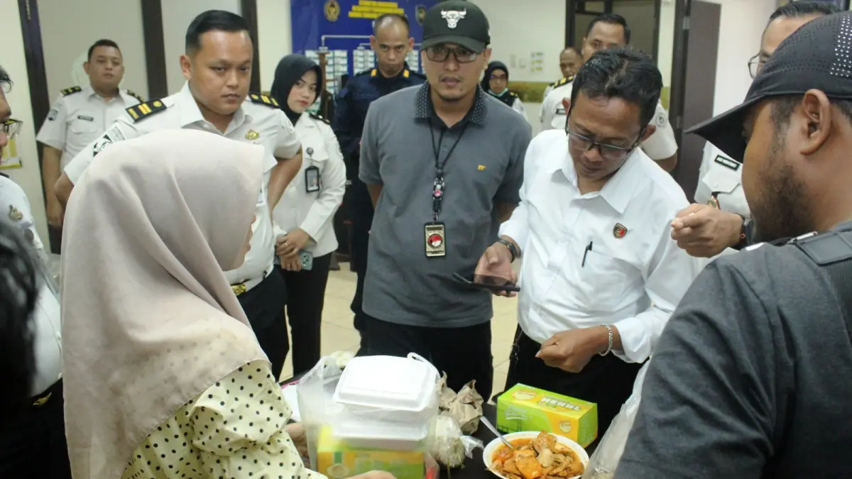 DIAMANKAN: SA (kiri) saat tepergok membawa sabu yang disimpan di masakan Bali untuk diberikan ke suaminya di Rutan Medaeng.&nbsp;