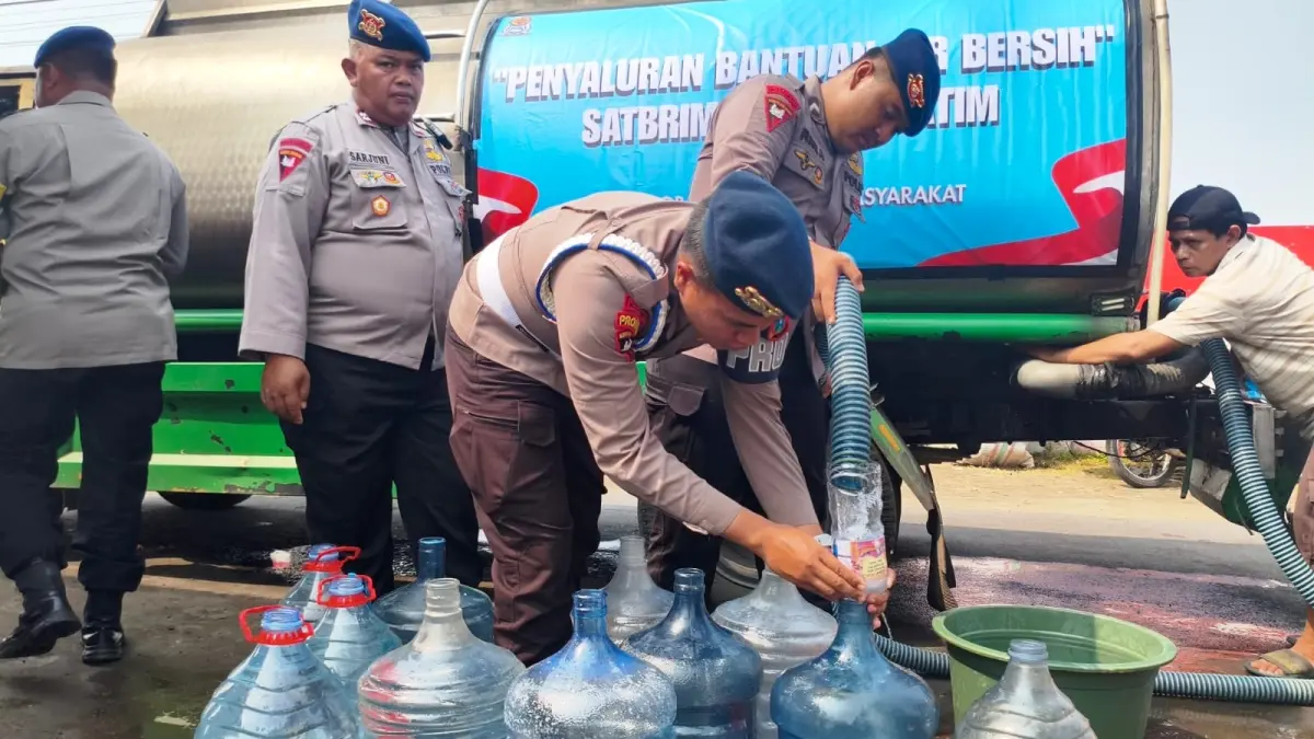 DIBUTUHKAN: Petugas saat membagikan air bersih kepada warga terdampak lumpur Lapindo di Gempolsari, Tanggulangin. 