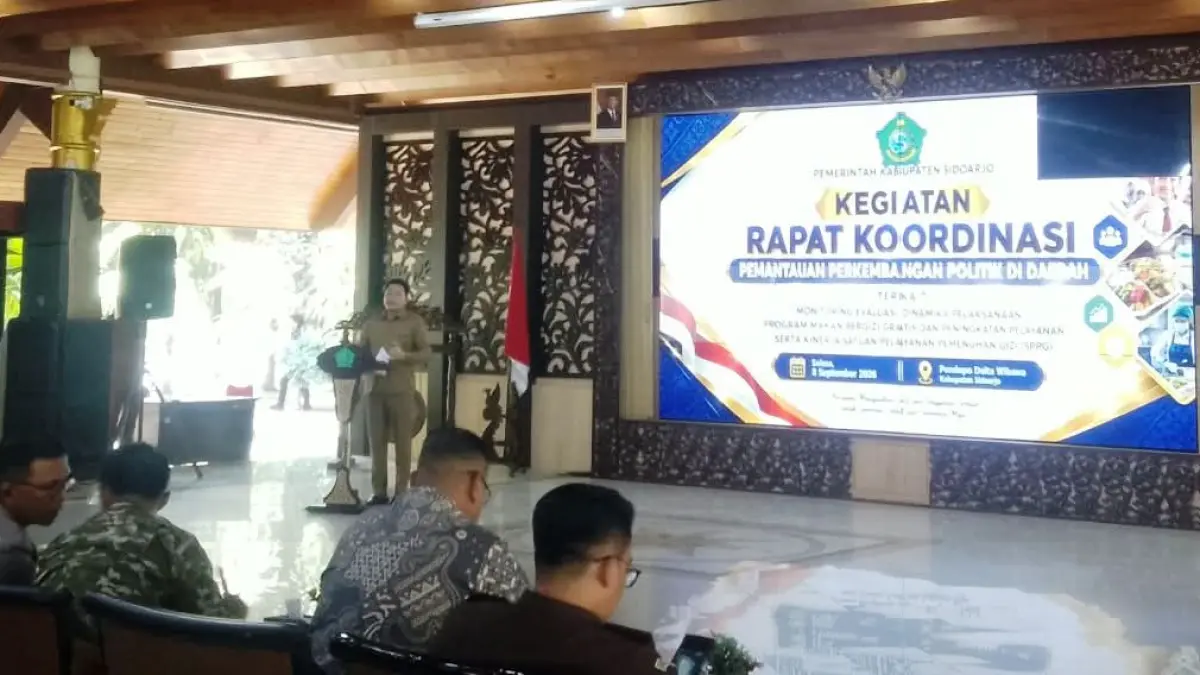 EVALUASI: Bupati Sidoarjo Subandi memberikan pembekalan kepada Kepala SPPG di Pendapa Delta Wibawa, Selasa (8/9). (DIKY SANSIRI/RADAR SIDOARJO)