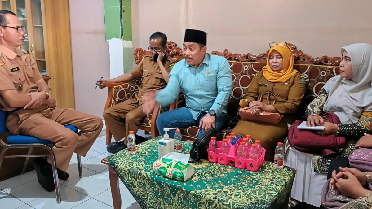 MEDIASI: Ketua Komisi D DPRD Sidoarjo Dhamroni Chudlori (tengah) turun langsung mencarikan solusi, Senin (7/9).

&nbsp;