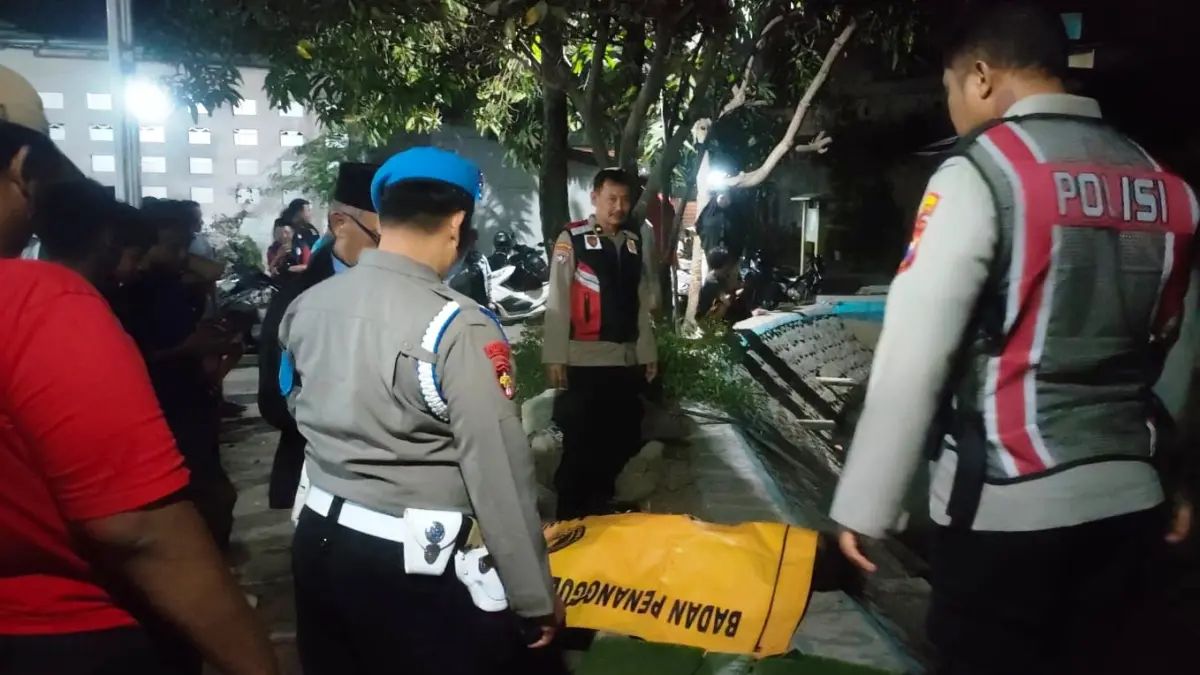 TAK BERNYAWA: Petugas mengevakuasi jasad pria yang ditemukan di sungai Mojo, Krian, Sidoarjo.