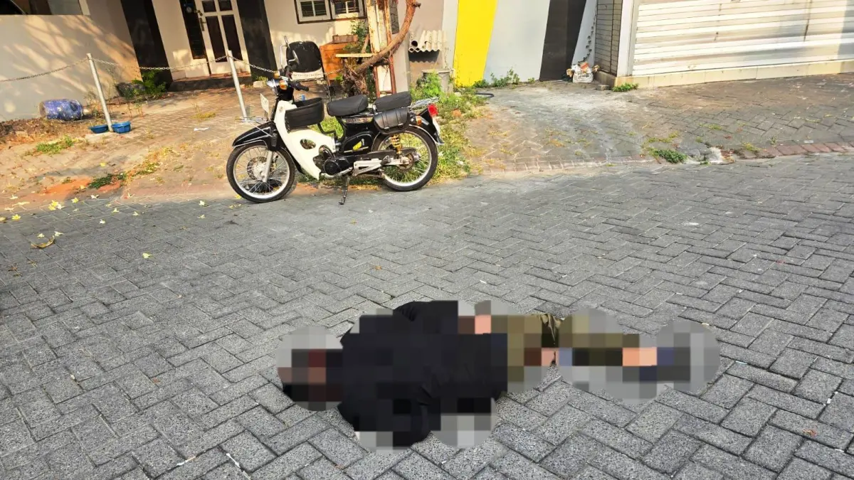 EVAKUASI: Jenazah korban tergeletak di lokasi kejadian.