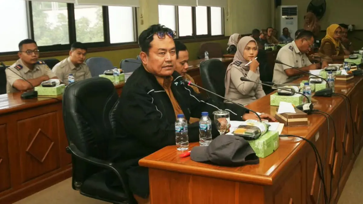 MENUNTUT HAK: Kepala Desa Pranti Eko Purnomo saat hearing dengan Komisi A bersama BPN Sidoarjo. (DIKY SANSIRI/RADAR SIDOARJO)