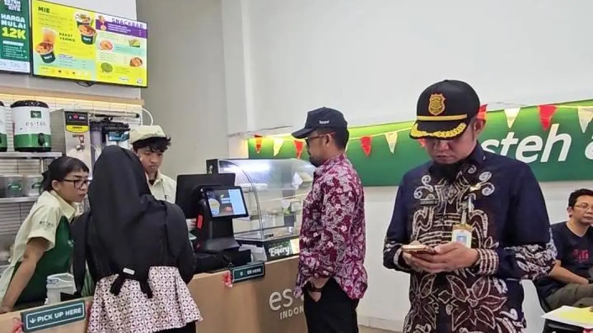 
TAK PATUH: BPPD Sidoarjo tempel stiker ke gerai yang tak bayar pajak. (BPPD SIDOARJO)