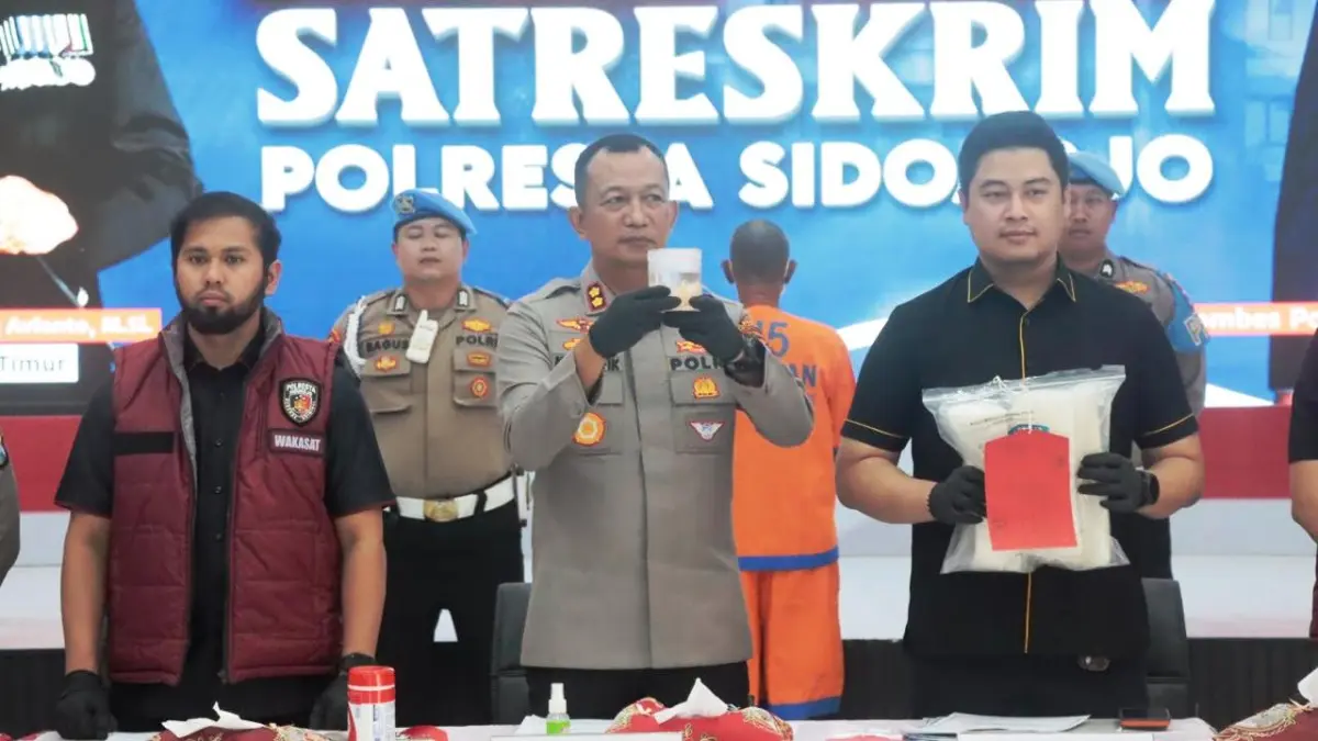 TERUNGKAP: Polisi menunjukkan barang bukti penyelundupan benih lobster yang berhasil digagalkan di Mapolresta Sidoarjo.&nbsp;