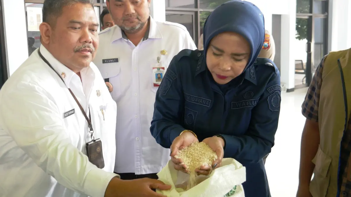 LAYAK: Wakil Bupati Sidoarjo Mimik Idayana didampingi Kepala Dinas Pangan dan Pertanian Sidoarjo M Edi Kurniadi (kiri) mengecek kualitas beras untuk warga.
