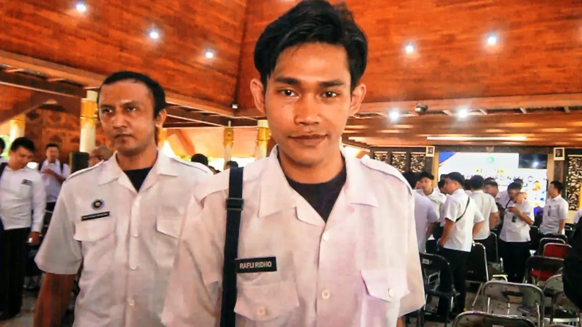STATUS DIPERTANYAKAN: Kepala SPPG Kalitengah, Rafli Ridho saat hadir di Pendapa Delta Wibawa.