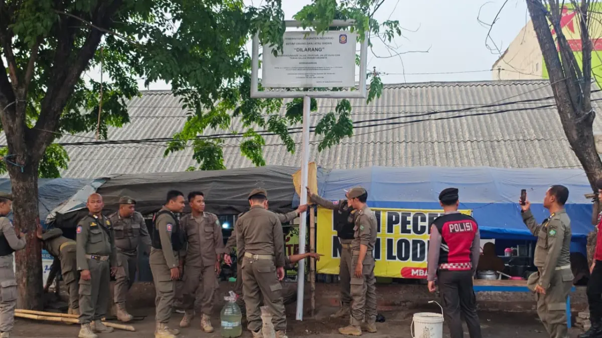 TEGAS: Satpol PP tertibkan PKL Pasar Krembung.