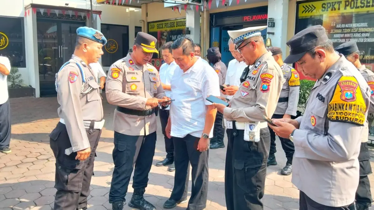 
ANTISIPASI: Kapolsek Buduran Kompol Sugeng Sulistiyono (dua dari kiri) memeriksa handphone milik anggota. (SURYANTO/RADAR SIDOARJO)