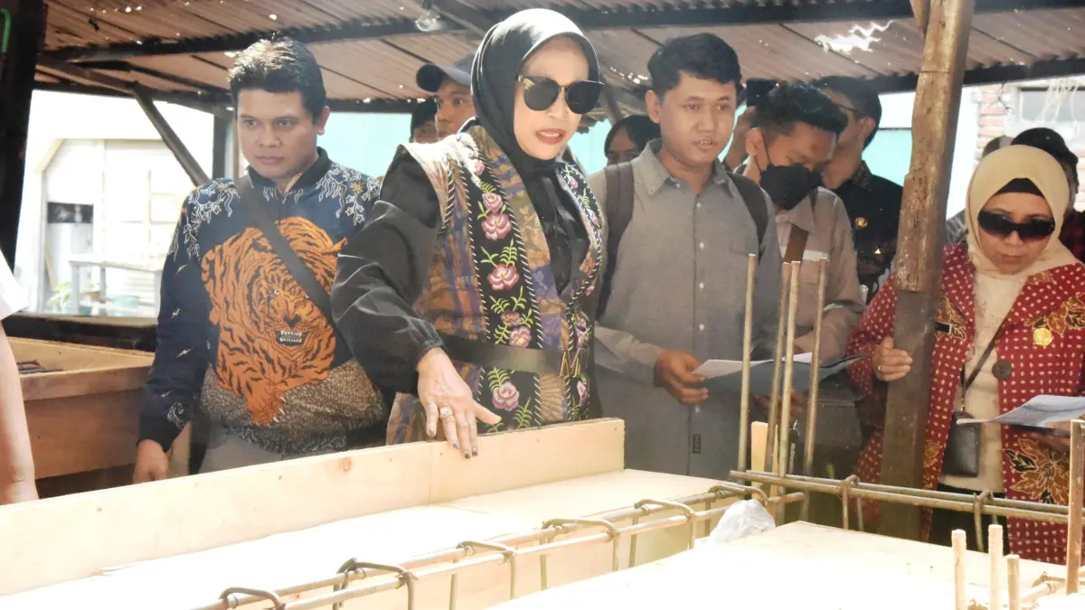 KECEWA: Wakil Bupati Sidoarjo Mimik Idayana saat melihat pengerjaan proyek Pasar Taman, Kecamatan Taman, Kamis (10/9).