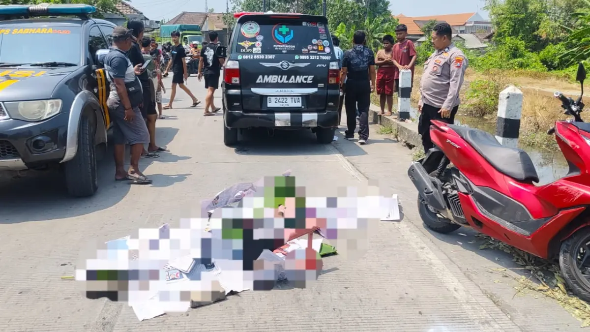 TRAGIS: Petugas melakukan olah TKP kejadian kecelakaan lalu lintas di Tulangan, Sidoarjo.