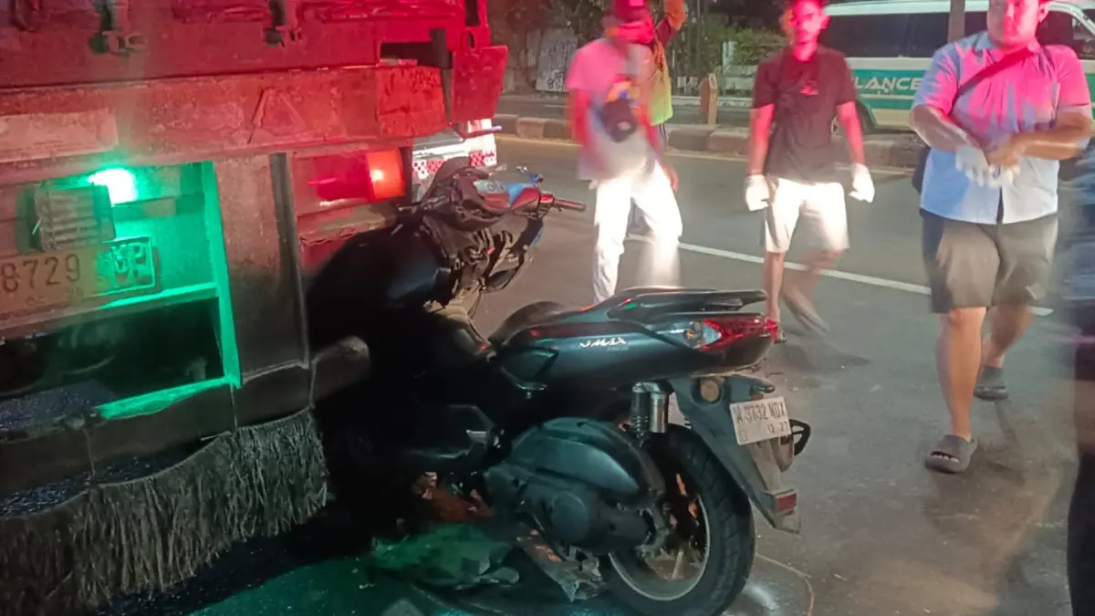 BARANG BUKTI: Motor korban menancap bokong truk di Taman, Sidoarjo.