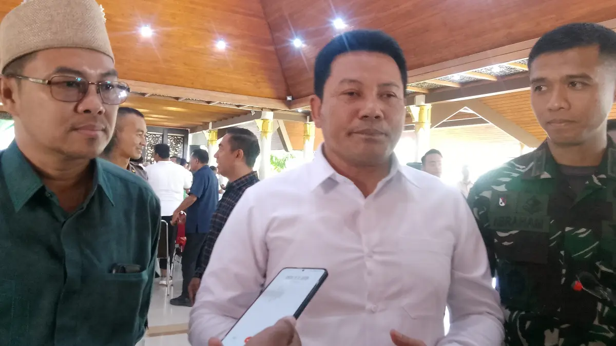 PELANTIKAN: Bupati Sidoarjo Subandi memberikan pesan kepada Ketua Umum KONI baru masa bakti 2025-2029. (DIKY SANSIRI/RADAR SIDOARJO)