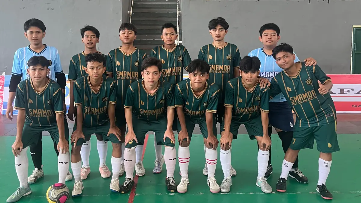 PERCAYA DIRI: Tim mini soccer SMA Muhammadiyah 2 Sidoarjo siap berlaga di turnamen Bahlil Mini Soccer.