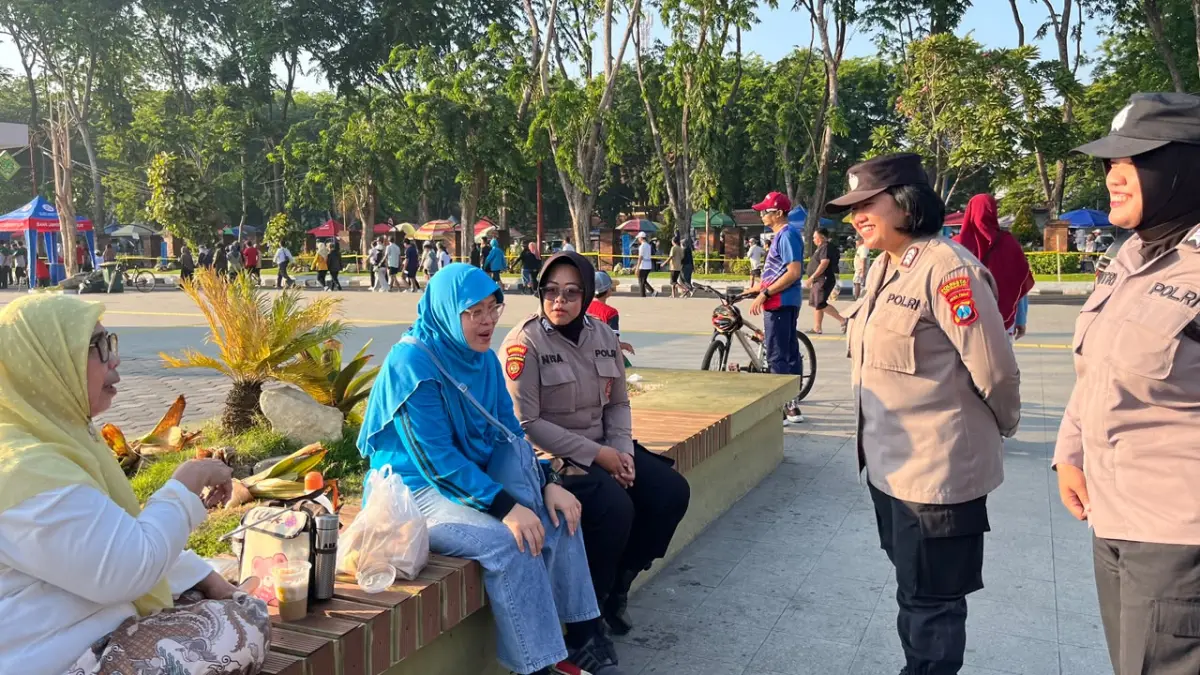 RAMAH: Sejumlah Polwan menyapa warga saat car free day di kawasan Alun-alun Sidoarjo.