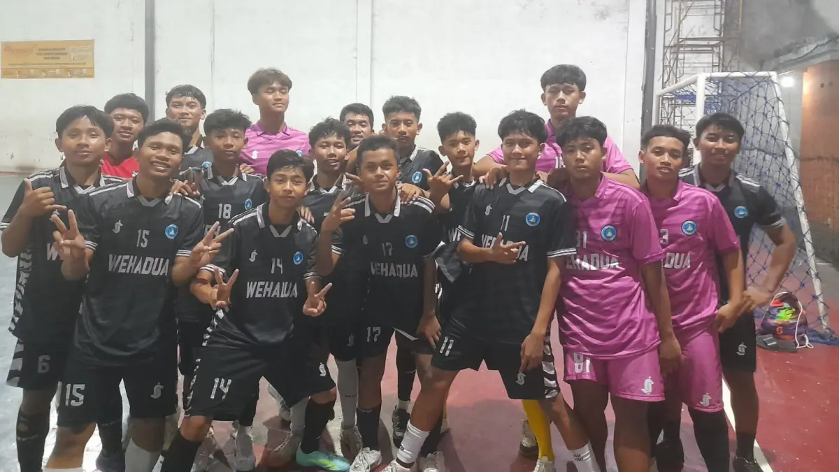 KOMPAK: Deretan pemain mini soccer SMA Wachid Hasyim 2 Taman Sidoarjo.
