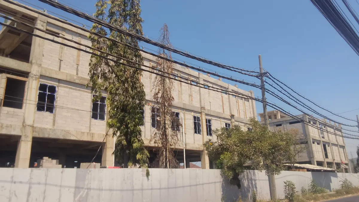 PROSES: Pembangunan RSUD Sedati Sidoarjo terus dikebut untuk mengejar target penyelesaian pembangunan, Senin (14/9). (DIKY SANSIRI/RADAR SIDOARJO)